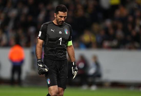 39岁传奇门神布冯强忍悲伤退场,布冯挥泪告别欧洲杯
