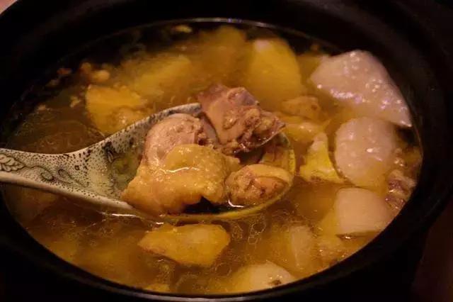 在冬天感受阳光的温暖,寒冷的早晨一碗汤的温暖