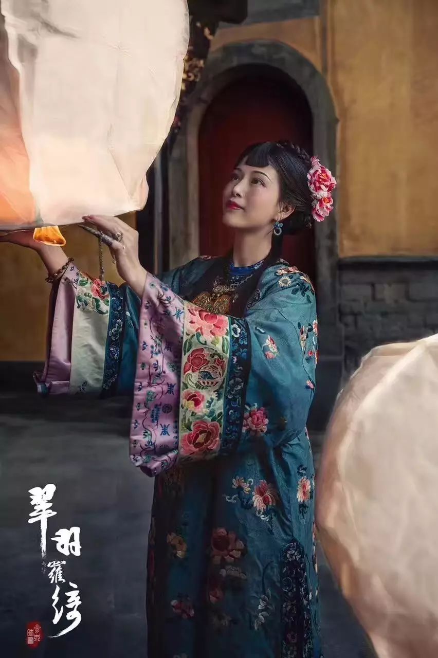 高薪的纪梵希offer和不赚钱的复古首饰，他选择了后者