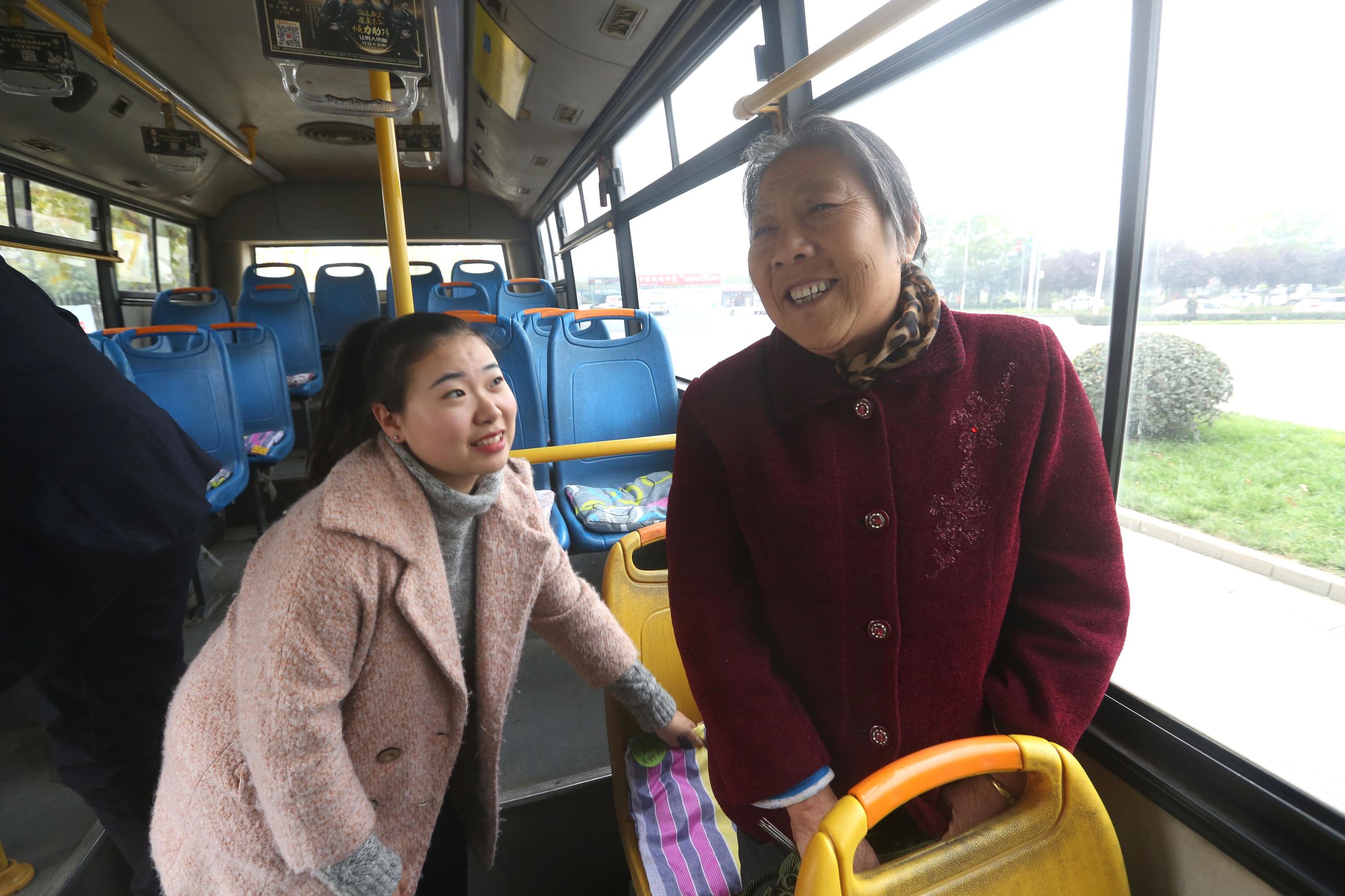 太暖了！洛阳师范学院63名大学生为公交车缝上百个棉坐垫