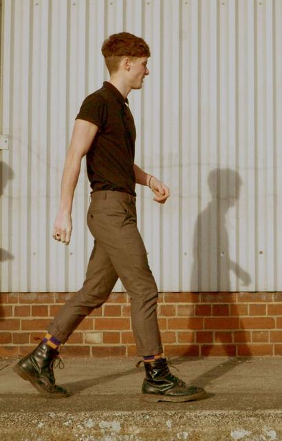 drmartens马丁靴棕色搭配,drmartens马丁靴穿搭