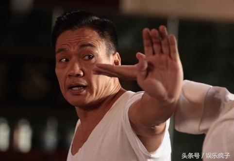 13岁习武,跑了三十多年龙套,如今在美国被金发女郎献吻演主角