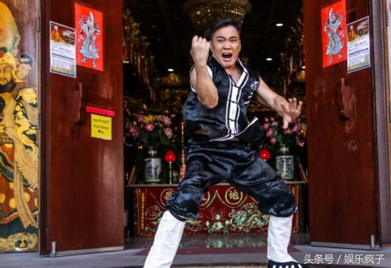 13岁习武,跑了三十多年龙套,如今在美国被金发女郎献吻演主角