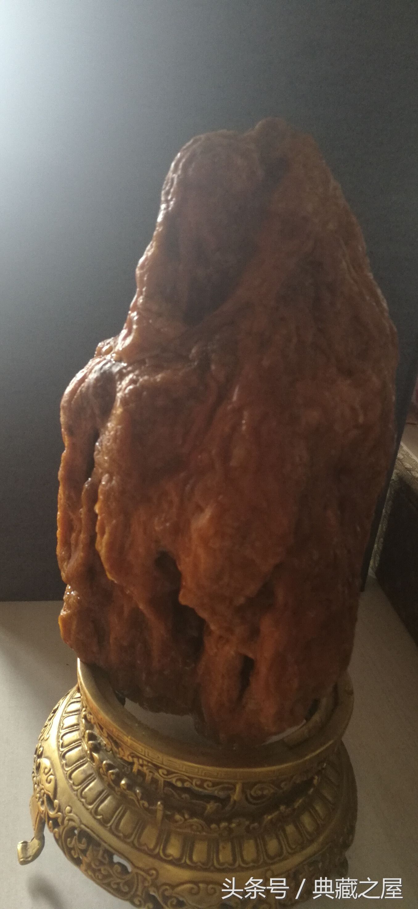 一块琥珀原石浮显人神掠影