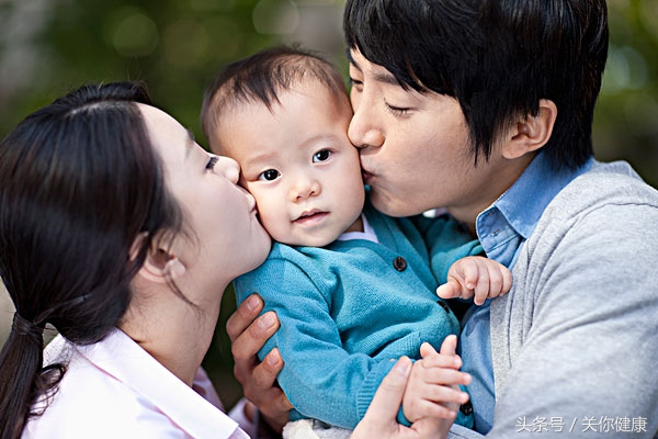 粉嫩婴儿心底有话，站远点别亲我，宝宝怕疱疹病毒