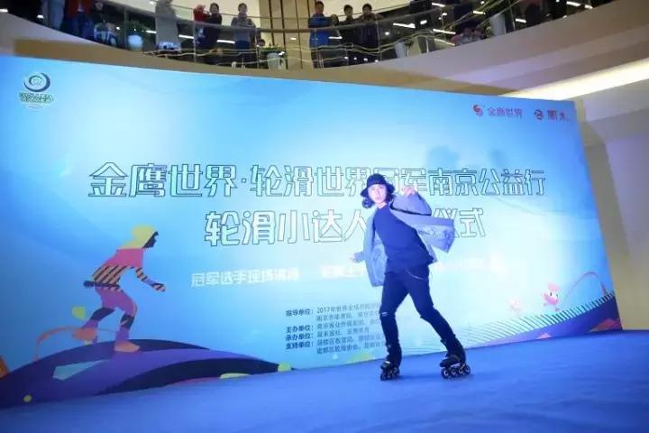 当“天空之城”遇上“动感轮滑”｜轮滑冠军林恩宁上演炫酷表演