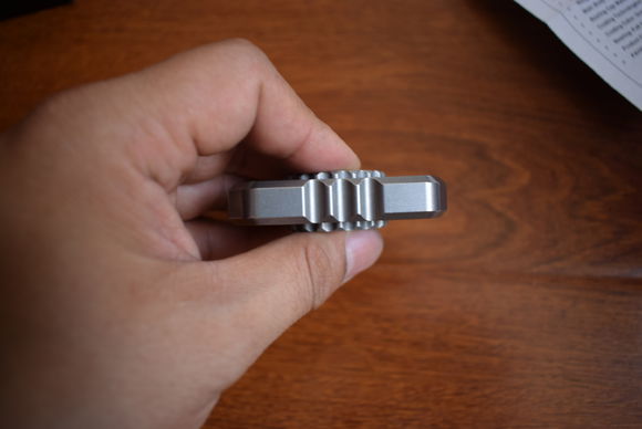 国外枪支配件企业不务正业，用枪支钢材做了一款指尖陀螺