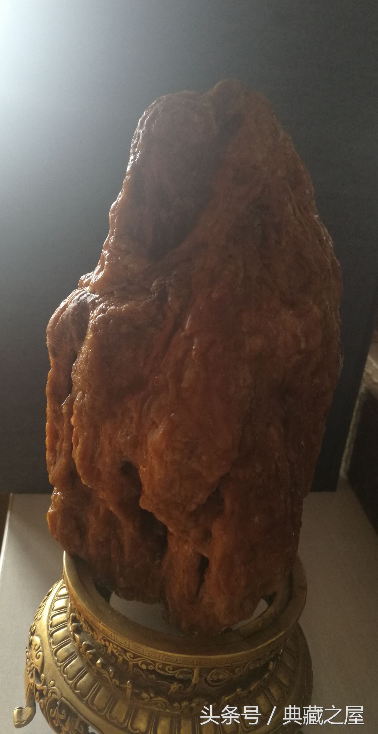 一块琥珀原石浮显人神掠影