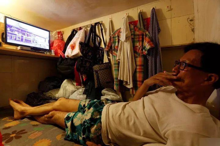 香港棺材房子的真实生活,香港的棺材房是怎么样的