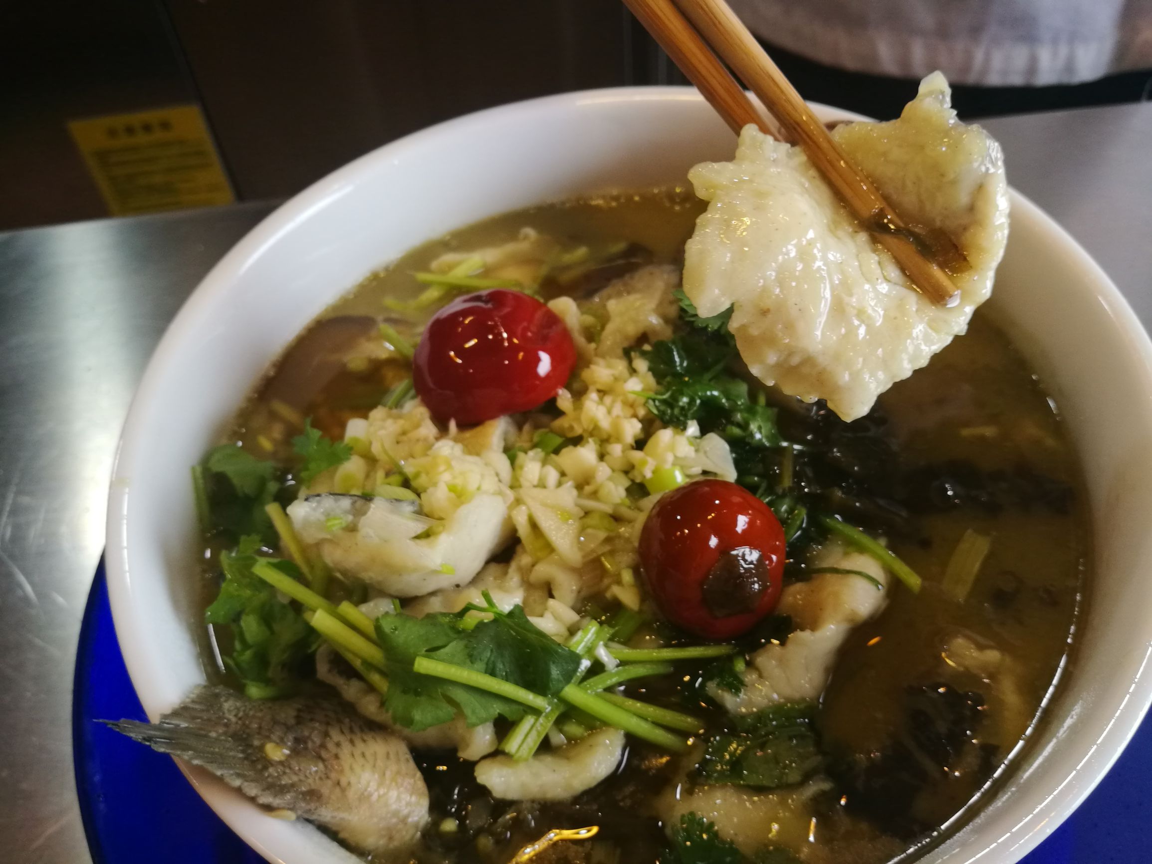 正宗酸菜鲈鱼的做法步骤视频,鲈鱼酸菜水煮鱼片的家常做法