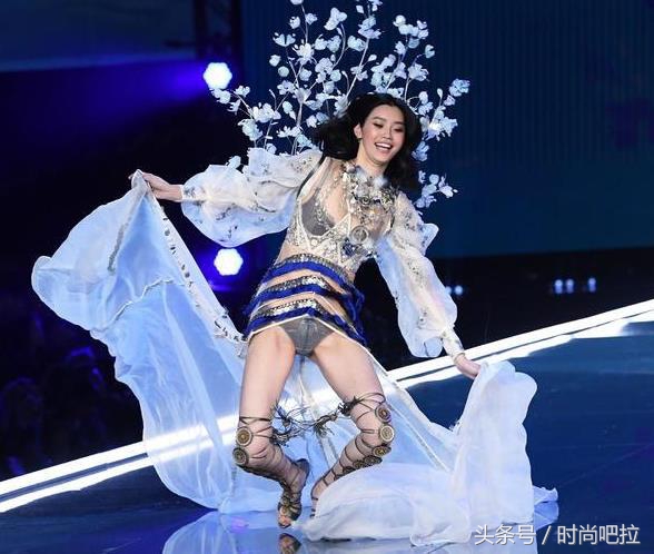 奚梦瑶维密秀摔倒原因,奚梦瑶维密秀摔倒下台哭