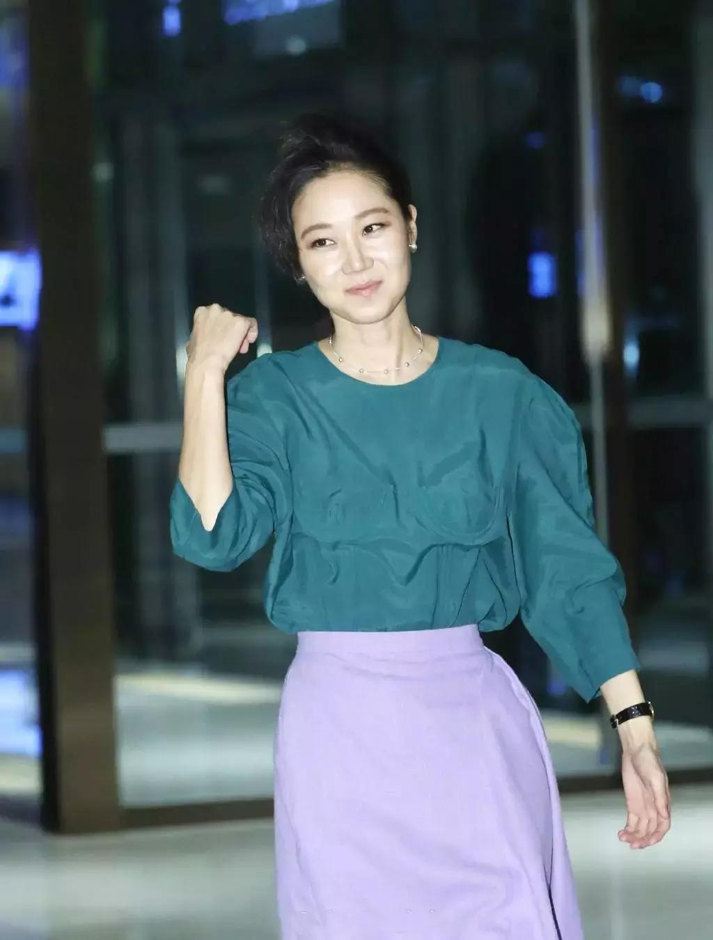 韩国明星穿大衣男,韩国明星都穿什么羽绒服