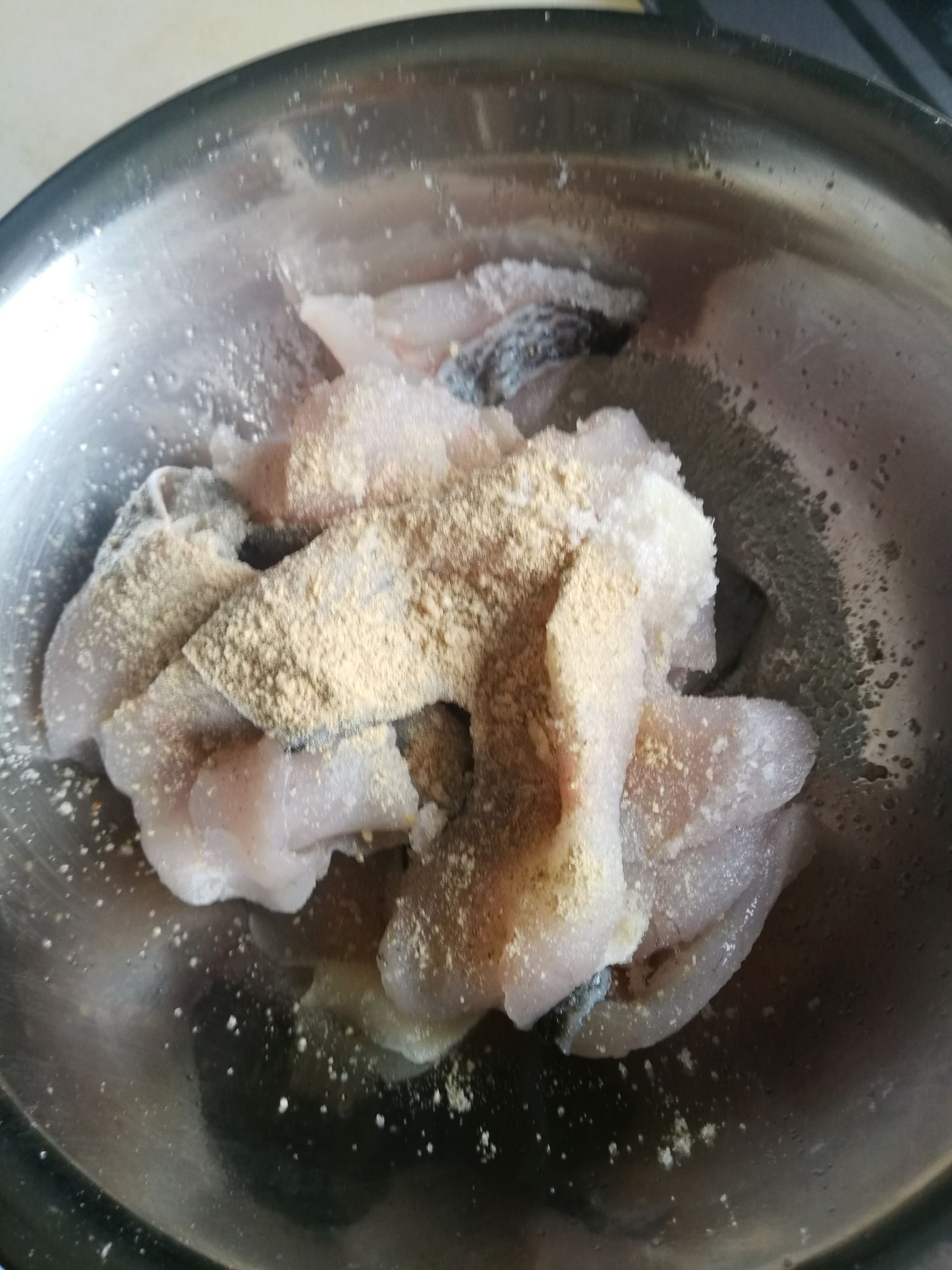 正宗酸菜鲈鱼的做法步骤视频,鲈鱼酸菜水煮鱼片的家常做法