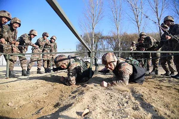 部队干部带兵以身作则,带兵要做好吃苦的准备