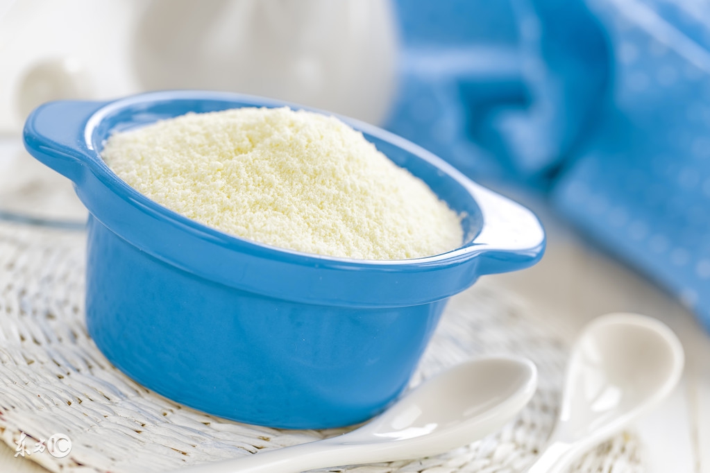 孕妇喝纯牛奶还是奶粉好,鲜牛奶和孕妇奶粉哪个更有营养呢