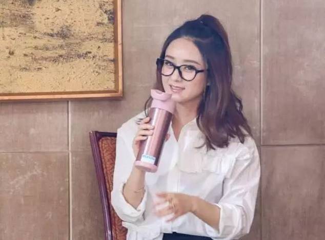 刘昊然谭松韵同款校服,刘昊然同款中戏校服