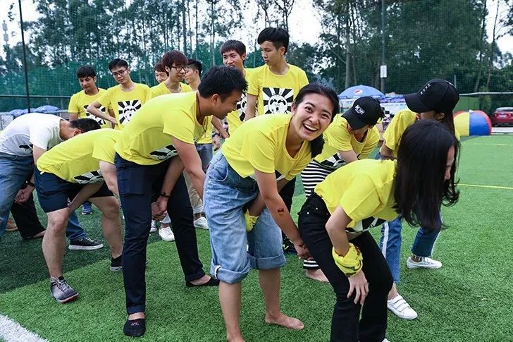 这运动会有毒！穿别人裤裆还很开心