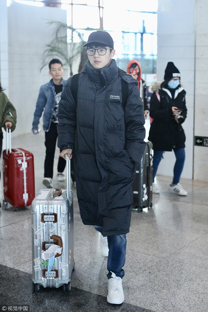 刘昊然谭松韵同款校服,刘昊然同款中戏校服