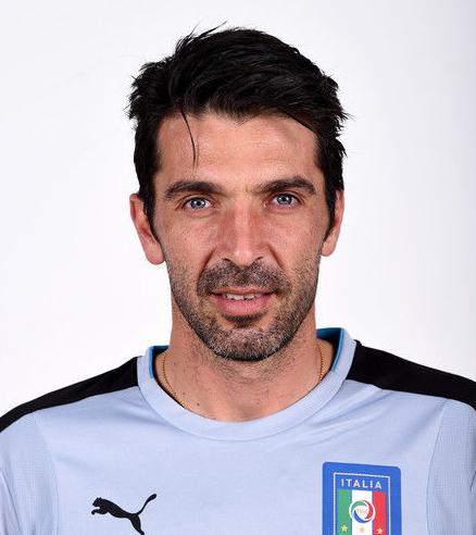 这位世界杯封面人物到底多强？球员围球门，最后靠他扑点球取胜