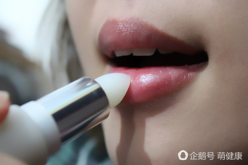 解决嘴唇干裂的小妙招,嘴唇干裂怎么缓解小妙招