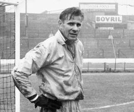 足球史上真传奇！这门将34岁“高龄”照拿金球奖，死后还获国葬