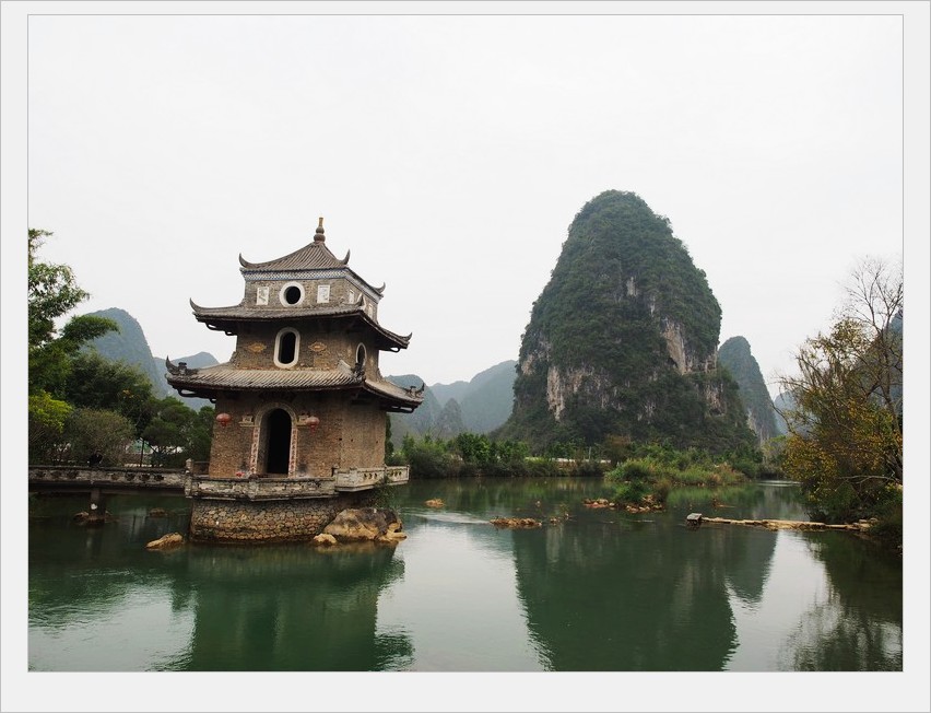 姑娘们个个都会做绣球，谁要是当这里的女婿可有福气了