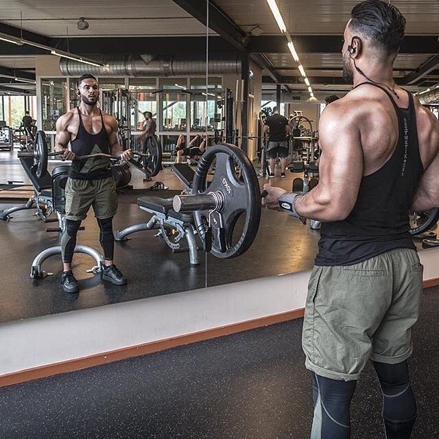 肩胛骨突出怎么矫正健身,肩胛骨突出做什么动作改善