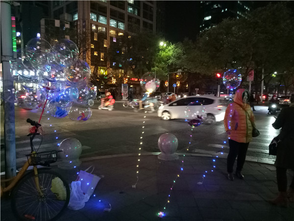 “网红气球”半月火遍石家庄街头，探访：有商家氦气换氢气易爆炸
