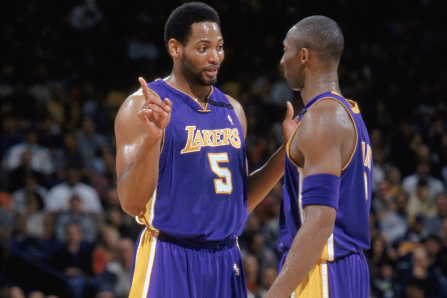 那些年科比单挑詹姆斯,回顾那些年科比的黑肘