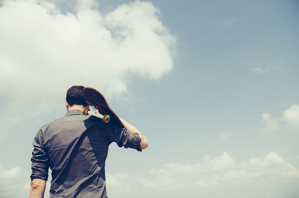 小说：地痞把小女孩的玩具踢到垃圾桶里，战神一路追击去要账