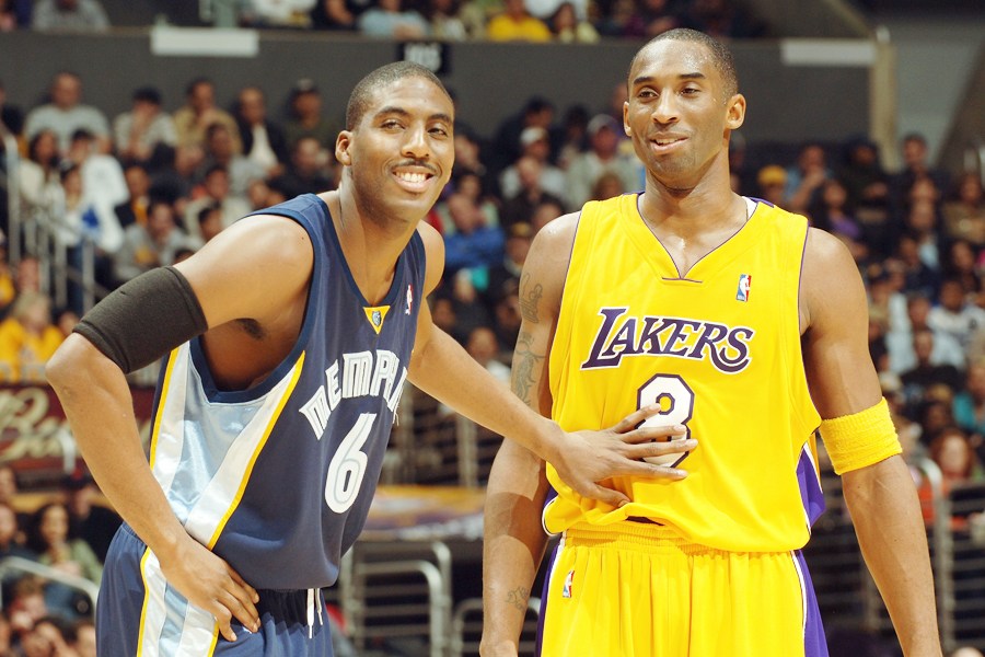 那些年科比单挑詹姆斯,回顾那些年科比的黑肘