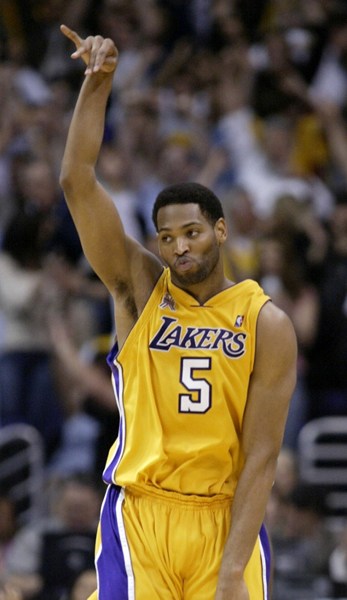 那些年科比单挑詹姆斯,回顾那些年科比的黑肘