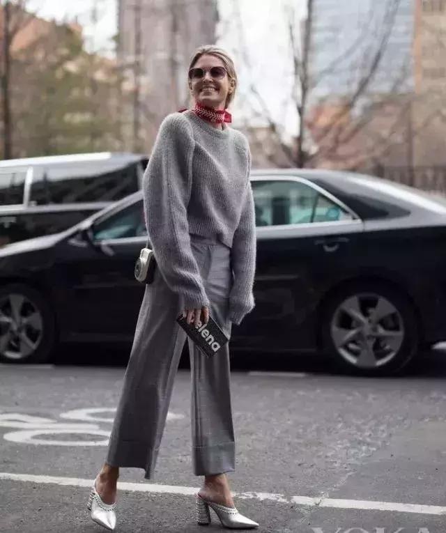 冬天纯色毛衣的高级穿搭,秋冬人手一件的毛衣怎么穿更好看