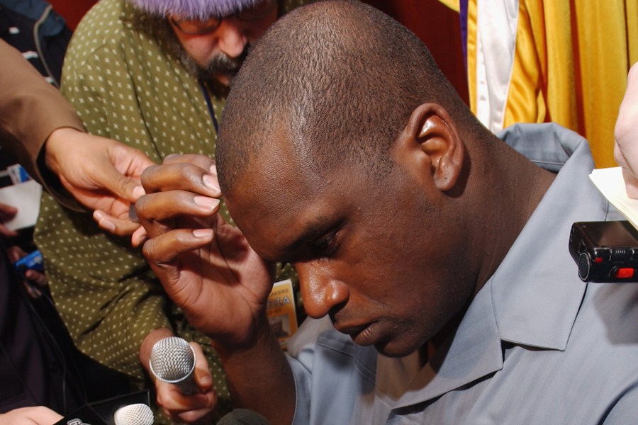 那些年科比单挑詹姆斯,回顾那些年科比的黑肘