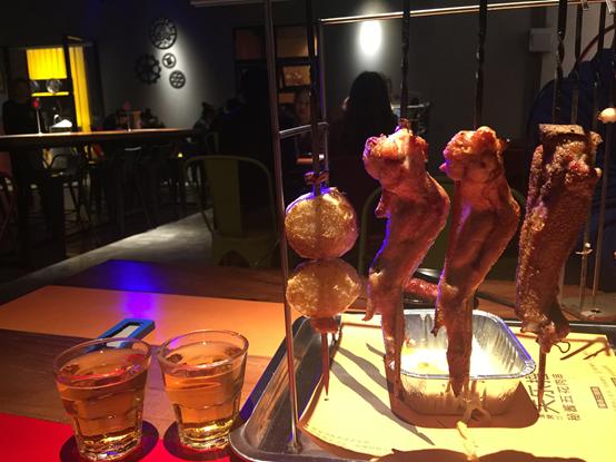 撸串啤酒完美诠释着夏天,撸串喝酒青春不朽