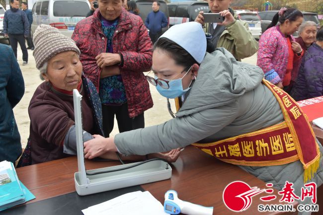 寒冷冬日送义诊健康扶贫暖人心,西安碑林区义诊