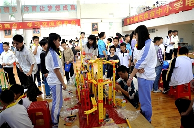 小小机器人展示,小小机器人滚下楼梯