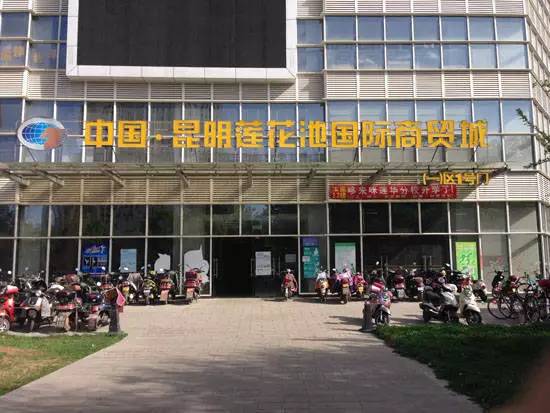 逛街购物的人少了,现在逛街的人越来越少了