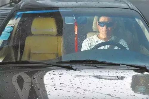 开车戴的墨镜千万别贪便宜,开车戴墨镜有什么误区嘛