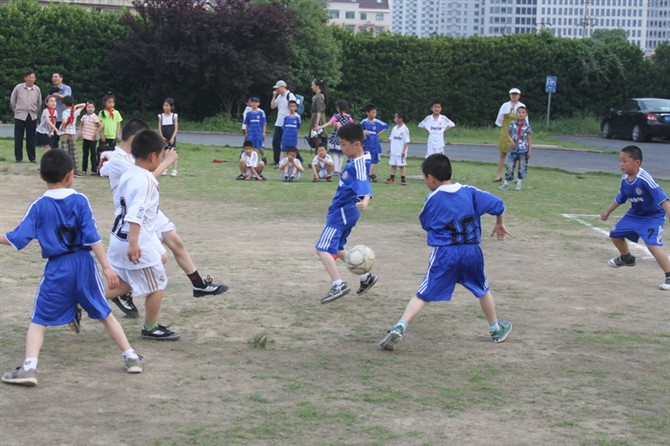 中国孩子踢足球为什么要花钱,中国孩子在欧洲踢球花多少钱