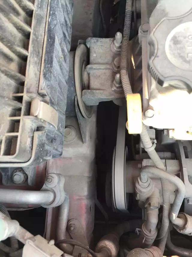 惊悚！租车旅行，竟然租到事故车，居然连机舱、底盘都撞过！