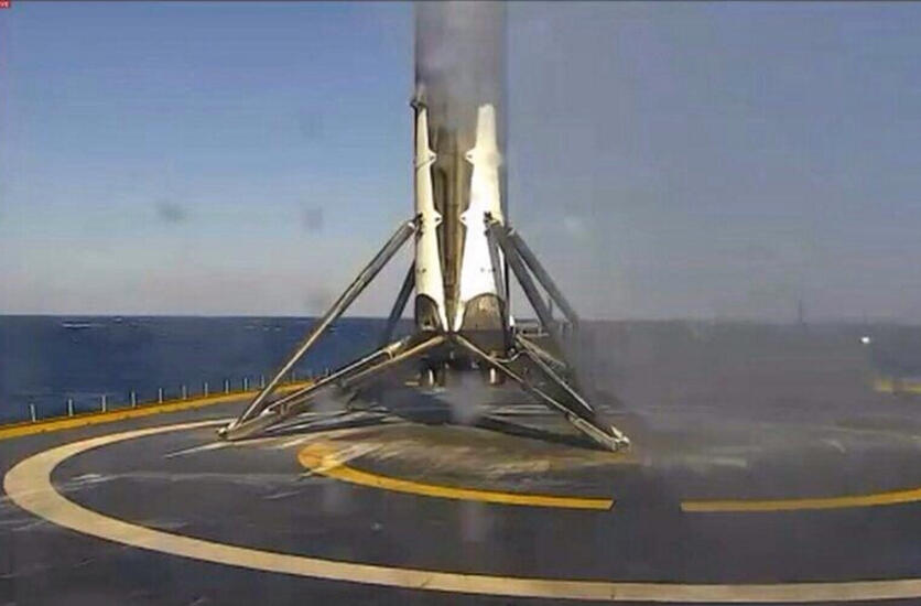 首次载人航天飞船落地回收,首次商业航天可回收火箭验证成功