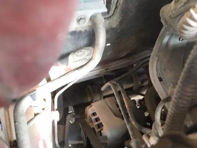 惊悚！租车旅行，竟然租到事故车，居然连机舱、底盘都撞过！