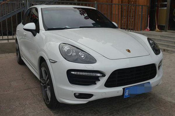 卡宴车窗玻璃划痕是怎么造成的,卡宴剐蹭了会不会有警告