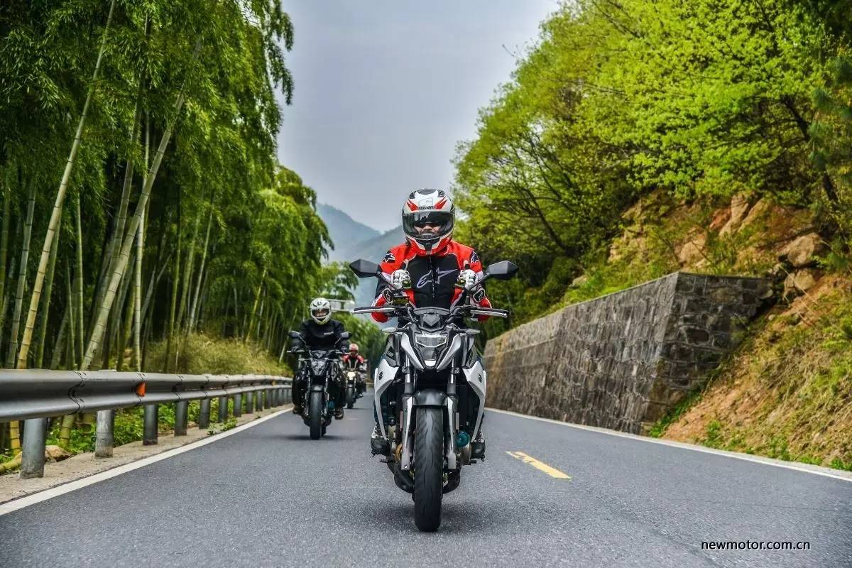 春风650nk和400nk如何选,春风400nk哪款最好