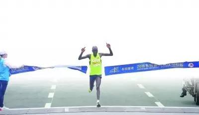 时事人人看深扒汉马：从冠军麦约，这个有故事的男“童鞋”说起