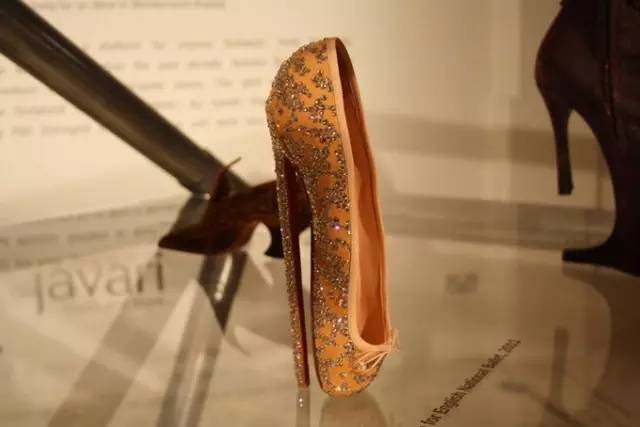 心疼！*疆新**妹子身上的这个痛，光看着就想上去抱抱！