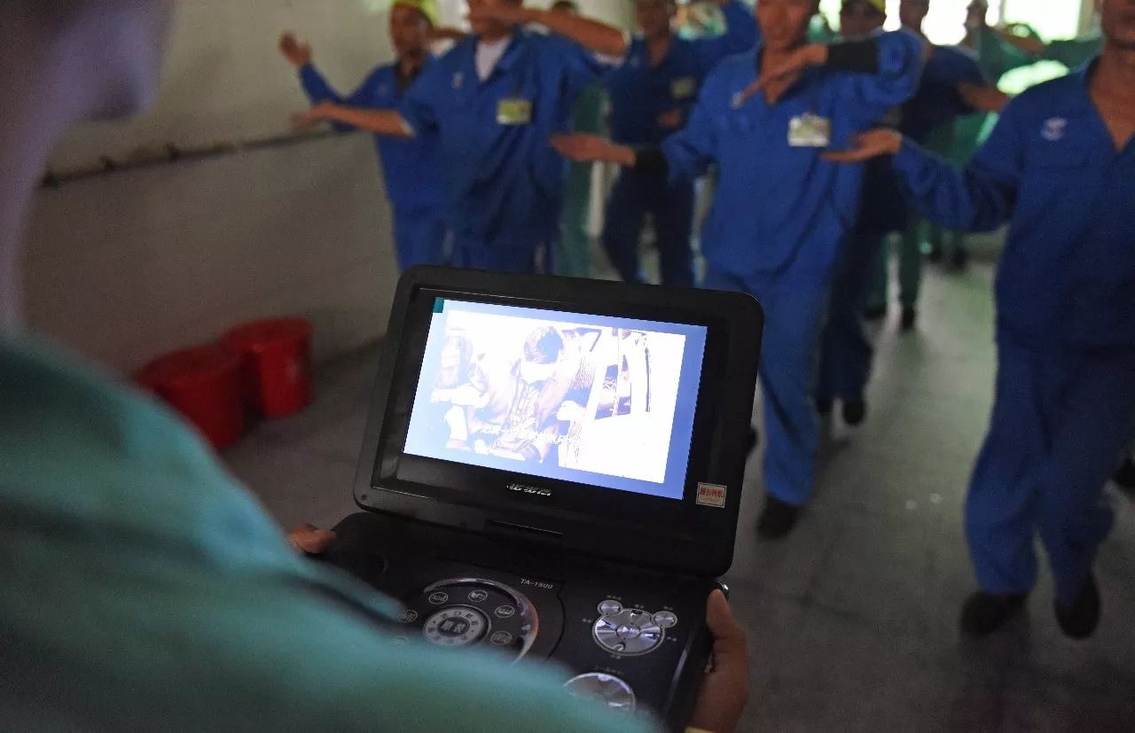 采访戒毒人员,记者采访艾滋病人