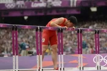 张艺兴下跪韩国,张艺兴单膝下跪演唱会