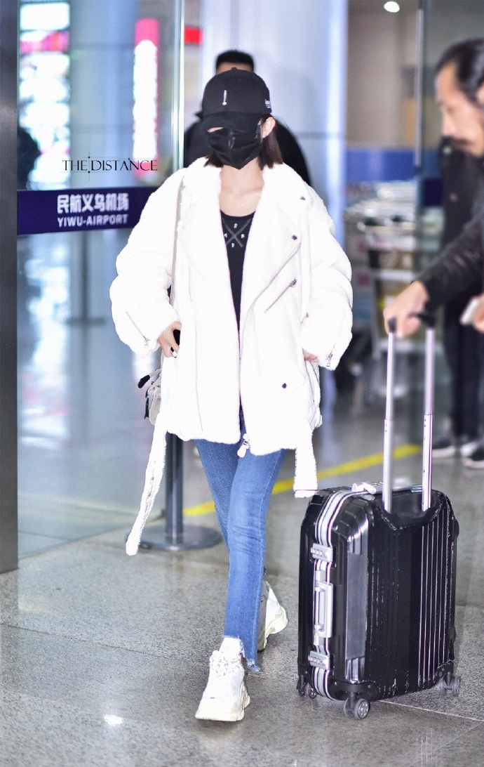 赵丽颖注重保暖,赵丽颖大热天拍戏穿羽绒服